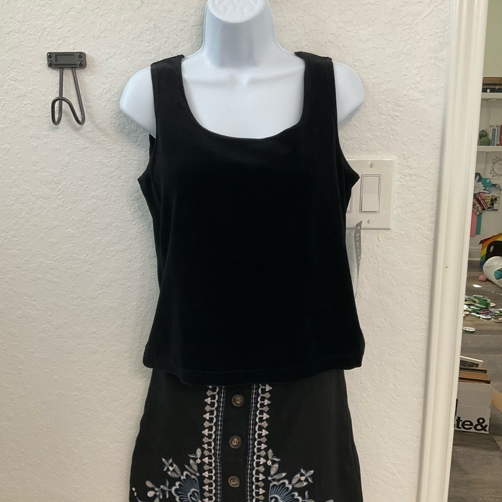 113- Mi Ami Black Mini Skirt with Floral Embroidery; Size Small. Rayon Blend.